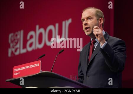 Le secrétaire au travail fantôme et aux pensions Jonathan Reynolds lors de son discours à la conférence du Parti travailliste au Brighton Centre. Date de la photo: Lundi 27 septembre 2021. Banque D'Images