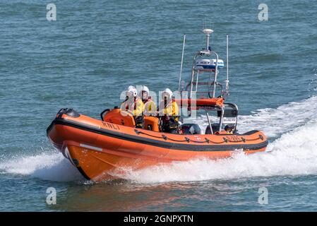RNLI, bateau de sauvetage et équipage sur l'estuaire de la Tamise, en approchant de la station de canot de sauvetage sur Southend Pier à Southend on Sea, Essex, Royaume-Uni. Atlantic 85 classe B. Banque D'Images