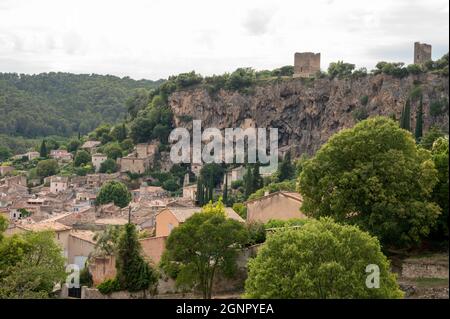 Petit vieux village dans l'audition de la Provence Cotignac avec de célèbres falaises avec des habitations troglodytes, Var, France Banque D'Images