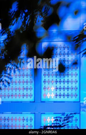 Église orthodoxe grecque Saint-Nicolas (et sanctuaire national) aux couleurs bleues, pour le 20e anniversaire des attentats de 9/11. Lower Manhattan, WTC, NYC. Banque D'Images