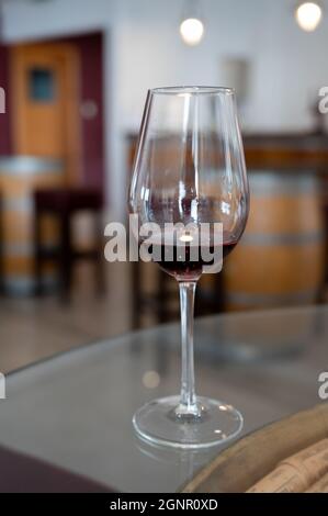 Industrie viticole de l'île de Chypre, dégustation de vin rouge sec sur un ancien domaine situé sur les pentes sud de la chaîne de montagnes de Troodos. Banque D'Images