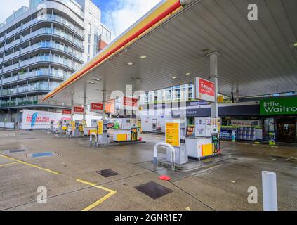 Battersea Park, Londres, Royaume-Uni. 27 septembre 2021. Les stations-service autour du sud-ouest de Londres continuent d'avoir des pénuries de carburant, ou pas de carburant dans certains cas, car les conducteurs de HGV dans l'Armée de terre doivent être préparés pour aider à la distribution de carburant. Cette station de remplissage, à l'approche sud du pont Chelsea, n'a pas de pompes à carburant en service. Crédit : Malcolm Park/Alay Live News Banque D'Images