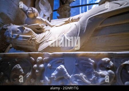 Tombe en marbre blanc du Père III de Aragón Jaime III et de sa femme, construite en 1306. Monestir de Santa Maria de Santes Creus, abbaye cistercienne, monastère, c Banque D'Images