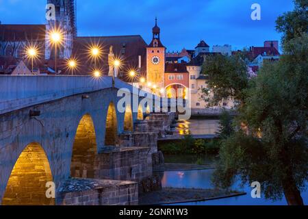 Pont de pierre de nuit et vieille ville de Ratisbonne, est de la Bavière, Allemagne Banque D'Images