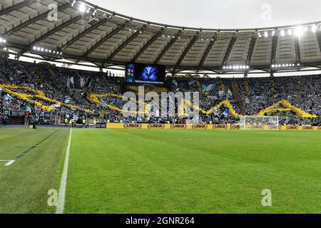 Roma, Italie. 26 septembre 2021. Chorégraphie Lazio pendant la série Un match de football entre SS Lazio et AS Roma calcio au stade Olimpico à Rome (Italie), le 26 septembre 2021. Photo Antonietta Baldassarre/Insidefoto Credit: Insidefoto srl/Alay Live News Banque D'Images