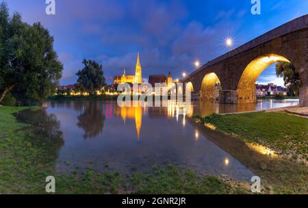 Pont de pierre de nuit, cathédrale et vieille ville de Ratisbonne, est de la Bavière, Allemagne Banque D'Images