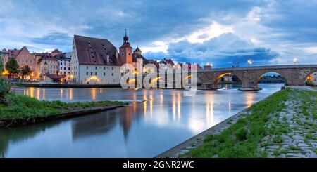 Pont de pierre de nuit et vieille ville de Ratisbonne, est de la Bavière, Allemagne Banque D'Images
