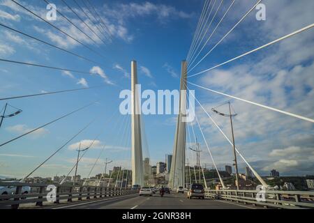 Golden, pont de Zolotoy au-dessus de la baie de Zolotoy Rog. Vladivostok. Russie Banque D'Images