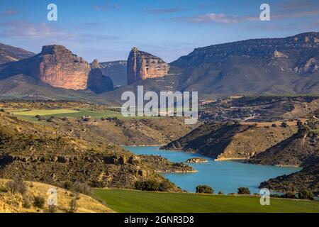 Vue de Salto de Roldan sur la vallée de Rio Flumen et le réservoir de l'Embalse Montearagon près de Huesca, Espagne Banque D'Images