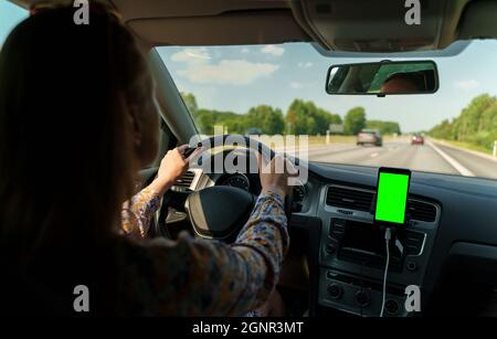 Femme conduisant une voiture. Écran Chroma Key. Mettez votre publicité ici. Banque D'Images