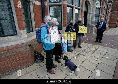 Beverley, Royaume-Uni. 27 septembre 2021. Des manifestants en colère se rassemblent à l'extérieur des bureaux du conseil de l'East Riding of Yorkshire sur la proposition de demande de planification de Rathlin Energy (UK) Ltd pour la production de pétrole à long terme et six nouveaux puits à West Newton dans l'East Riding of Yorkshire. Crédit : Barry Anson/Alamy Live News Banque D'Images