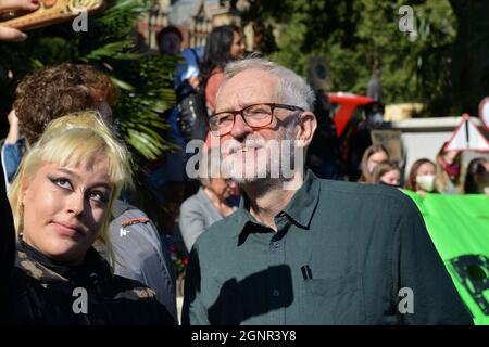 Jeremy Corbyn, ancien dirigeant du Parti travailliste, pose sa photo lors de la grève mondiale du climat sur la place du Parlement, à Londres. Banque D'Images