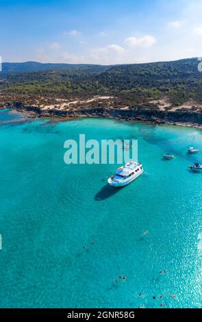 Bateau d'excursion avec touristes dans le lagon près du village de Latchi. District de Paphos, Chypre Banque D'Images