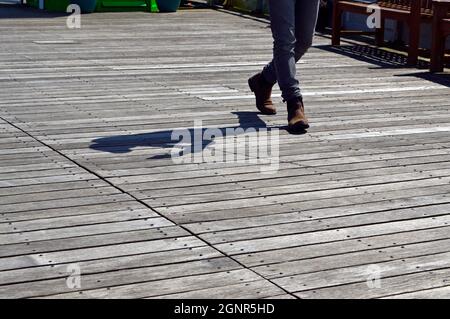 BANGOR. GHYNEDD. Pays de Galles. 06-26-21. La jetée, bottines Chelsea brunes. Banque D'Images