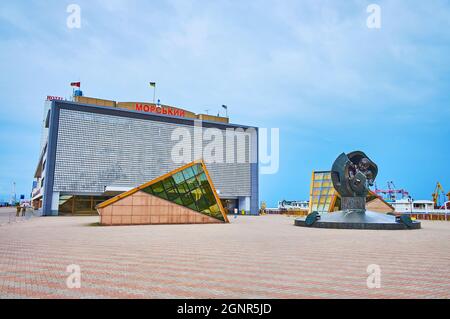 ODESSA, UKRAINE - 18 juin 2021 : la façade du terminal passager et la sculpture enfant d'or d'Ernst Neizvestny, le 18 juin à Odessa Banque D'Images