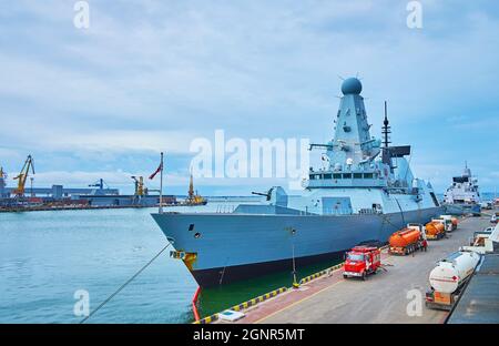 ODESSA, UKRAINE - 18 juin 2021 : le navire de guerre de l'OTAN avec le drapeau britannique est amarré dans le port maritime d'Odessa, le 18 juin à Odessa Banque D'Images