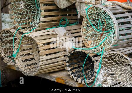 ÅNA-SIRA, NORVÈGE- SEPTEMBRE 08. Vue en gros plan sur les marmites de homard traditionnelles en bois. Banque D'Images