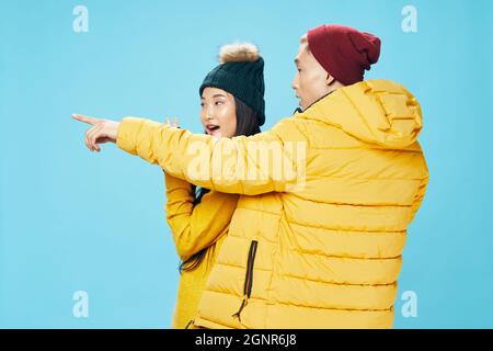 Femme à la mode dans une veste et homme dans un chapeau rouge sur un fond bleu look à côté Copy Space Banque D'Images