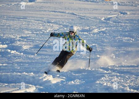 Skieur freeride faisant main debout sur le pic Banque D'Images