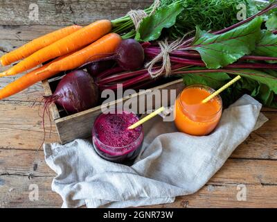 Smoothie frais jus de carotte de betterave pressé dans un verre sur une surface en bois manger sain, détox, dieting et concept végétarien. Banque D'Images