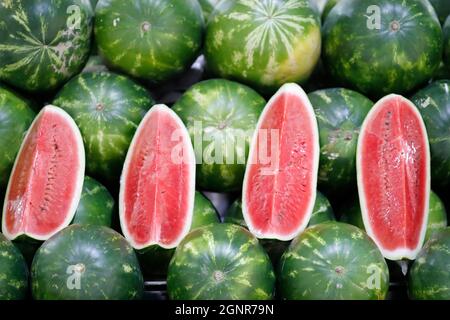 Une pile de pastèques au marché des fruits et légumes de Dubaï. Dubaï. Émirats arabes Unis. Banque D'Images