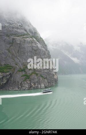 Un bateau touristique donne un point de vue tandis que se déplace à travers Tracy Arm-Fords Terror Wilderness en Alaska. Banque D'Images