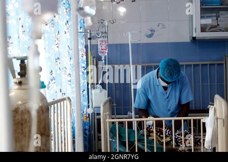 Hôpital africain. Service pédiatrique. Enfant en unité de soins intensifs. Bénin. Banque D'Images