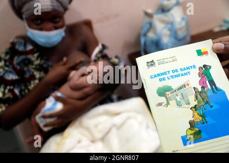 Hôpital africain. Maternité. Carnet de santé de l'enfant. Bénin. Banque D'Images