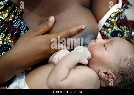 Hôpital africain. Maternité. Nouveau-né prématuré. Bénin. Banque D'Images