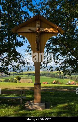 Photo d'un crucifix typique se dresse entre deux arbres, Ruswil, Suisse centrale Banque D'Images