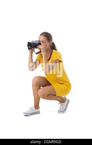 La photographe féminine prend des clichés isolés sur fond blanc Banque D'Images