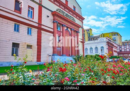 La place du Théâtre avec des plantes topiaires et des rosiers rouges devant des édifices historiques avec des colonnes murales et des inscriptions commémoratives, Odessa, Ukraine Banque D'Images