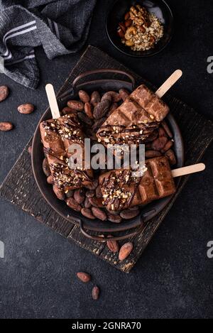 Crème glacée au chocolat popsicle avec noix Banque D'Images