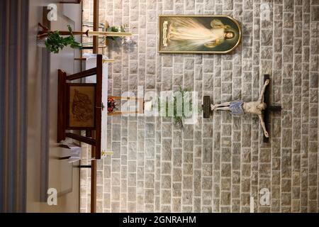 Église notre Dame de Plaimpalais. Autel principal et crucifix. France. Banque D'Images