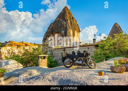 Moto près de la grotte en Cappadoce au lever du soleil Banque D'Images
