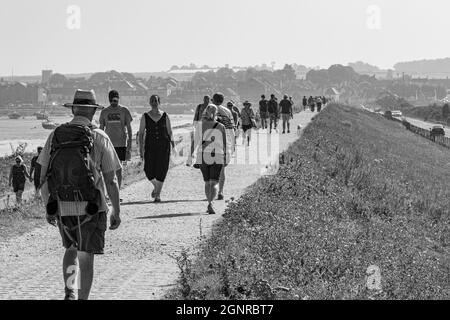 Les gens qui marchent le long du sentier surélevé du Beach Mile vers la ville de Wells-Next-the-Sea Banque D'Images