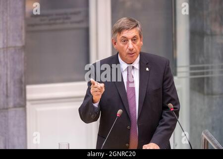 Le président du ministre flamand, Jan Jambon, prononce un discours lors de la déclaration du gouvernement « de l'État de la mer de Septemberverklaring » lors d'une séance plénière de la Parlie flamande Banque D'Images