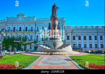Explorez la place Ekaterininskaya (place Catherine) avec le monument aux fondateurs d'Odessa, monogramme de Catherine II, magnifiques demeures historiques, comme Zhda Banque D'Images