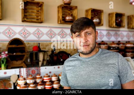 Client d'une institution de microfinance dans son magasin d'Ungheni, en Moldavie Banque D'Images