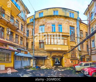 Panorama de la cour en manille avec de grands bâtiments résidentiels avec plâtre et peinture en effritement, Odessa, Ukraine Banque D'Images