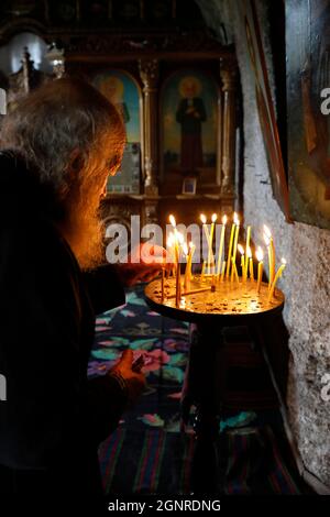 Monk timourant des bougies dans le monastère Orhei Vecchi, Moldavie Banque D'Images