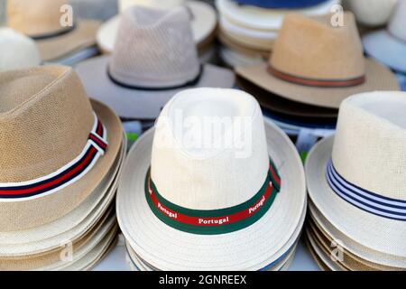 Vente de chapeaux typiques en paille. Evora. Portugal. Banque D'Images