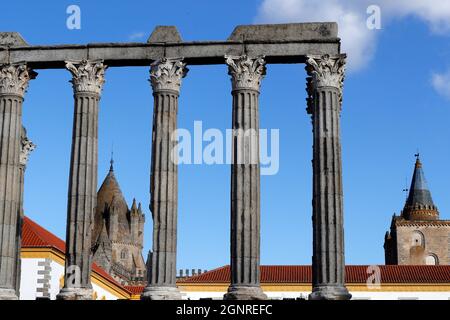 Colonnes corinthiennes du temple romain Diana. Evora. Portugal. Banque D'Images