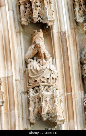 Monastère de Batalha. Architecture gothique tardive, mêlée au style Manueline. Portail Western. Roi David avec jouer la harpe. Portugal. Banque D'Images