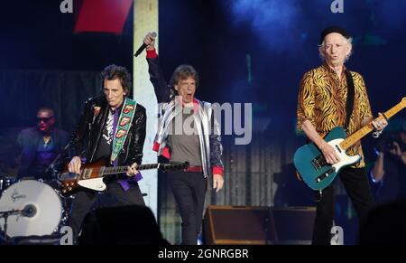St. Louis, États-Unis. 27 septembre 2021. Mick Jagger marche sur scène pendant que Ron Wood (L) Keith Richards et le batteur Steve Jordan jouent, lors de l'ouverture des Rolling Stones de leur 'No Filter Tour 2021' au Dome au America's Center le dimanche 26 septembre 2021. Photo par Bill Greenblatt/UPI crédit: UPI/Alay Live News Banque D'Images