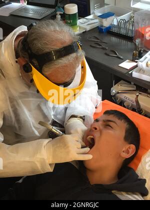 Garçon de 15 ans à l'orthodontiste de Montrouge, France Banque D'Images