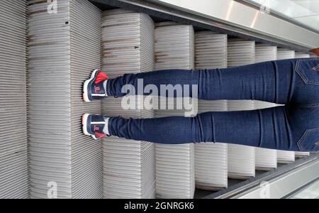 Gros plan d'une jeune femme sur l'escalier roulant. Gênes. Italie. Banque D'Images