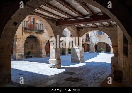 Arches sur la place de l'Ajuntament Horta de Sant Joan, hôtel de ville de Placa de l'Esglesia, colline de Horta de San Juan, région viticole de Terra Alta, Tarrag Banque D'Images