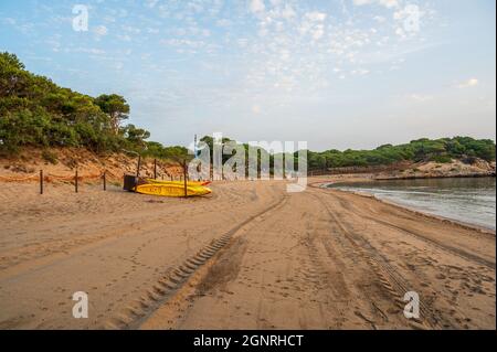 L'Escala catalogne Espagne juillet 22 2019 Paysage de plage avec canoës à louer Banque D'Images