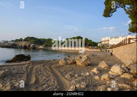 L'Escala catalogne Espagne juillet 22 2019 Paysage de plage avec hôtel privé en bord de plage Banque D'Images